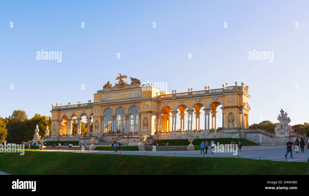 Gloriette Schonbrunn al tramonto con i turisti in Vienna Foto Stock
