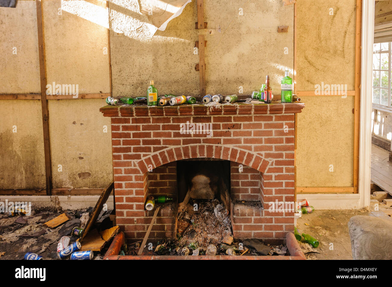 Partite di alcole di bottiglie e lattine sulla suola di una molto sporco house. Foto Stock