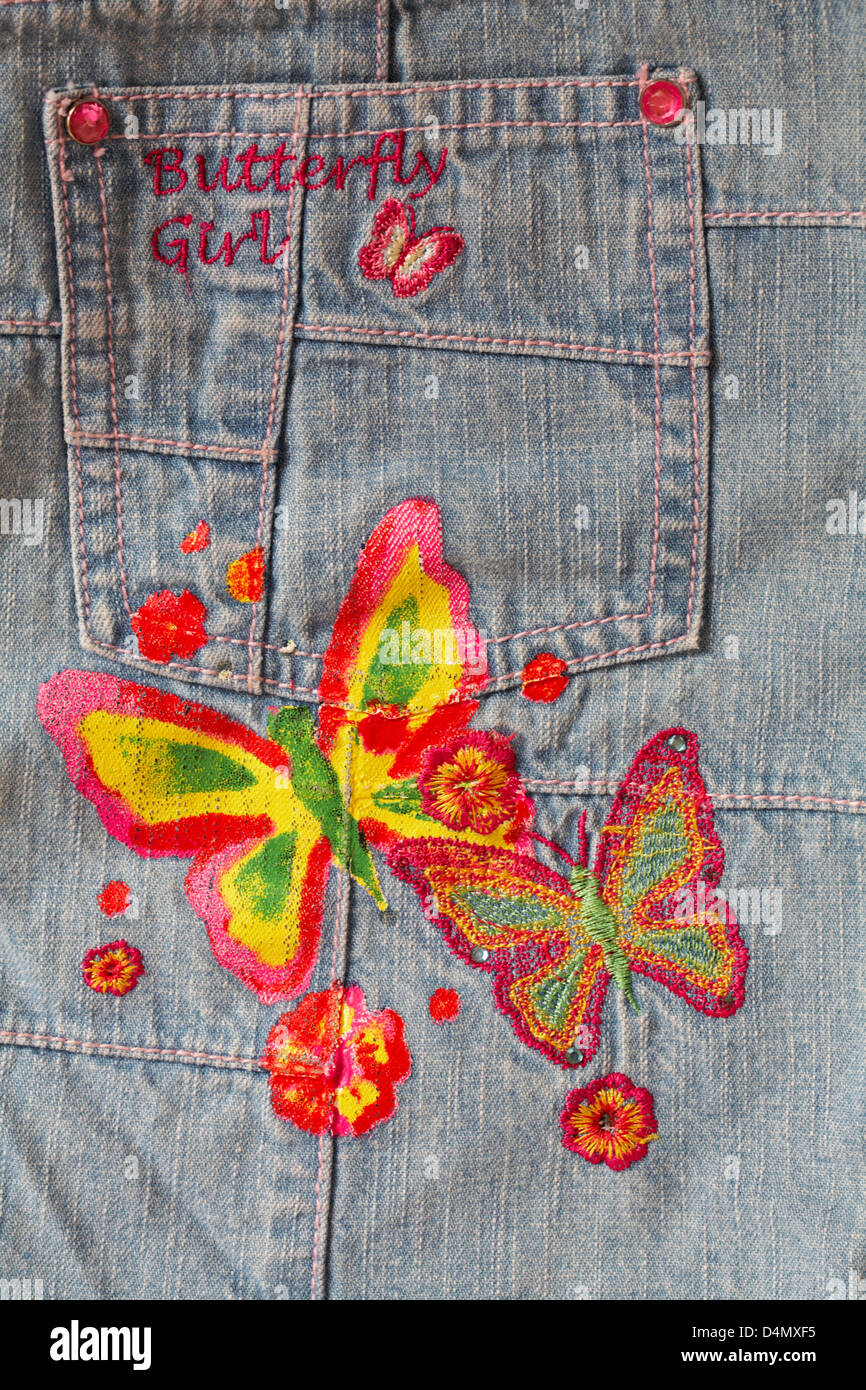 Design a farfalla sulla gonna in denim Butterfly Girl con jeans tasca Foto Stock