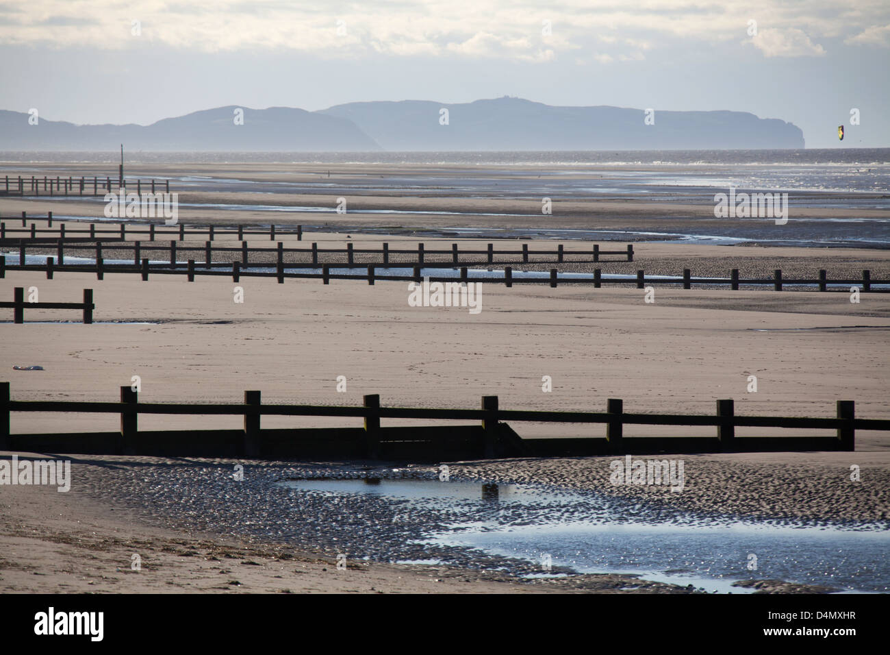 Il Galles sentiero costiero nel Galles del Nord. Stagliano vista della scogliera e spiaggia presso la città di Rhyl. Foto Stock