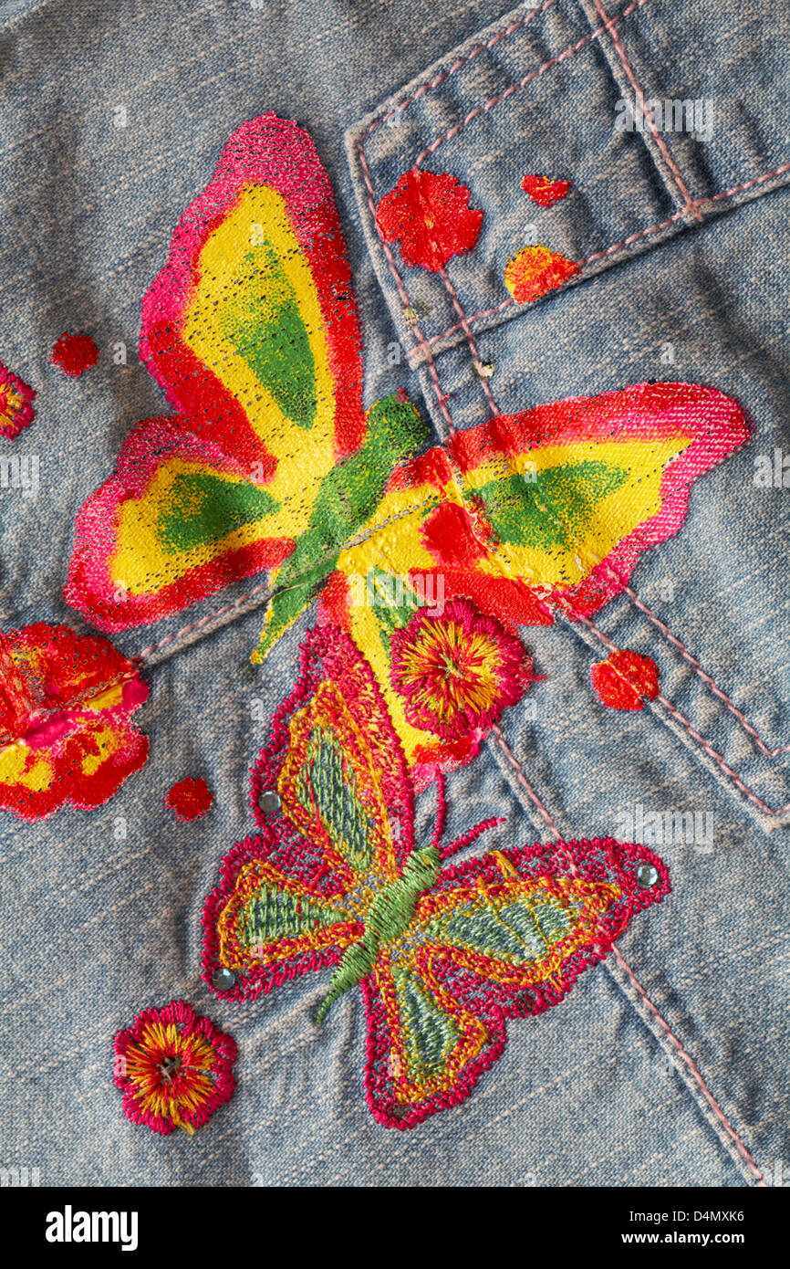 Il design a farfalla sulla ragazza ragazza a farfalla gonna jeans Foto Stock