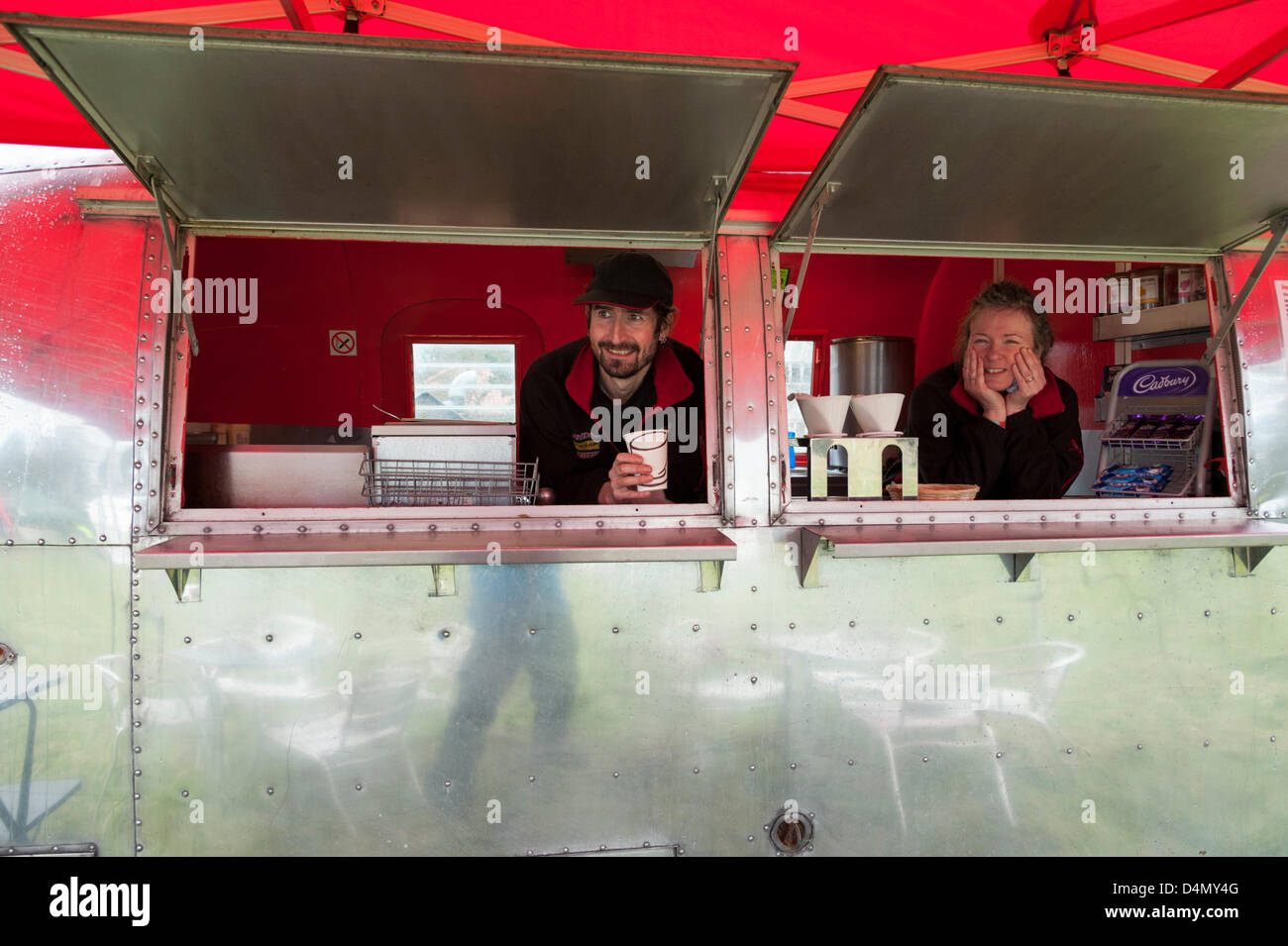 Thriplow Daffodil Weekend, Cambridgeshire, Regno Unito. Sabato 16 marzo 2013. Stallholders attendere per i clienti nel loro servizio di catering Airstream caravan. Vento freddo e pioggia non ha impedito il festival annuale che è frequentato da migliaia di visitatori e continua domani. La manifestazione è organizzata dall'Daffodil Weekend fiducia e raccoglie fondi per una diversa carità ogni anno. Credito: Julian Eales / Alamy Live News Foto Stock Thriplow Daffodil Weekend, Cambridgeshire, Regno Unito. Sabato 16 marzo 2013. Stallholders attendere per i clienti nel loro servizio di catering Airstream caravan. Vento freddo e pioggia non ha impedito il festival annuale che è frequentato da migliaia di visitatori e continua domani. La manifestazione è organizzata dall'Daffodil Weekend fiducia e raccoglie fondi per una diversa carità ogni anno. Credito: Julian Eales / Alamy Live News Foto Stock