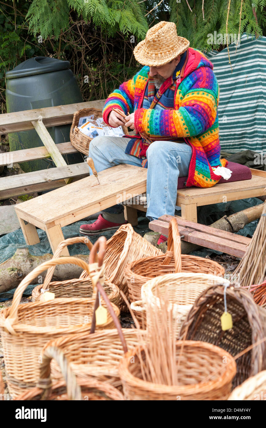Thriplow Daffodil Weekend, Cambridgeshire, Regno Unito. Sabato 16 marzo 2013. Roger Fowle, un tradizionale willow weaver, inizia a lavorare su un cestello. Vento freddo e pioggia non ha impedito il festival annuale che è frequentato da migliaia di visitatori e continua domani. La manifestazione è organizzata dall'Daffodil Weekend fiducia e raccoglie fondi per una diversa carità ogni anno. Credito: Julian Eales / Alamy Live News Foto Stock Thriplow Daffodil Weekend, Cambridgeshire, Regno Unito. Sabato 16 marzo 2013. Roger Fowle, un tradizionale willow weaver, inizia a lavorare su un cestello. Vento freddo e pioggia non ha impedito il festival annuale che è frequentato da migliaia di visitatori e continua domani. La manifestazione è organizzata dall'Daffodil Weekend fiducia e raccoglie fondi per una diversa carità ogni anno. Credito: Julian Eales / Alamy Live News Foto Stock