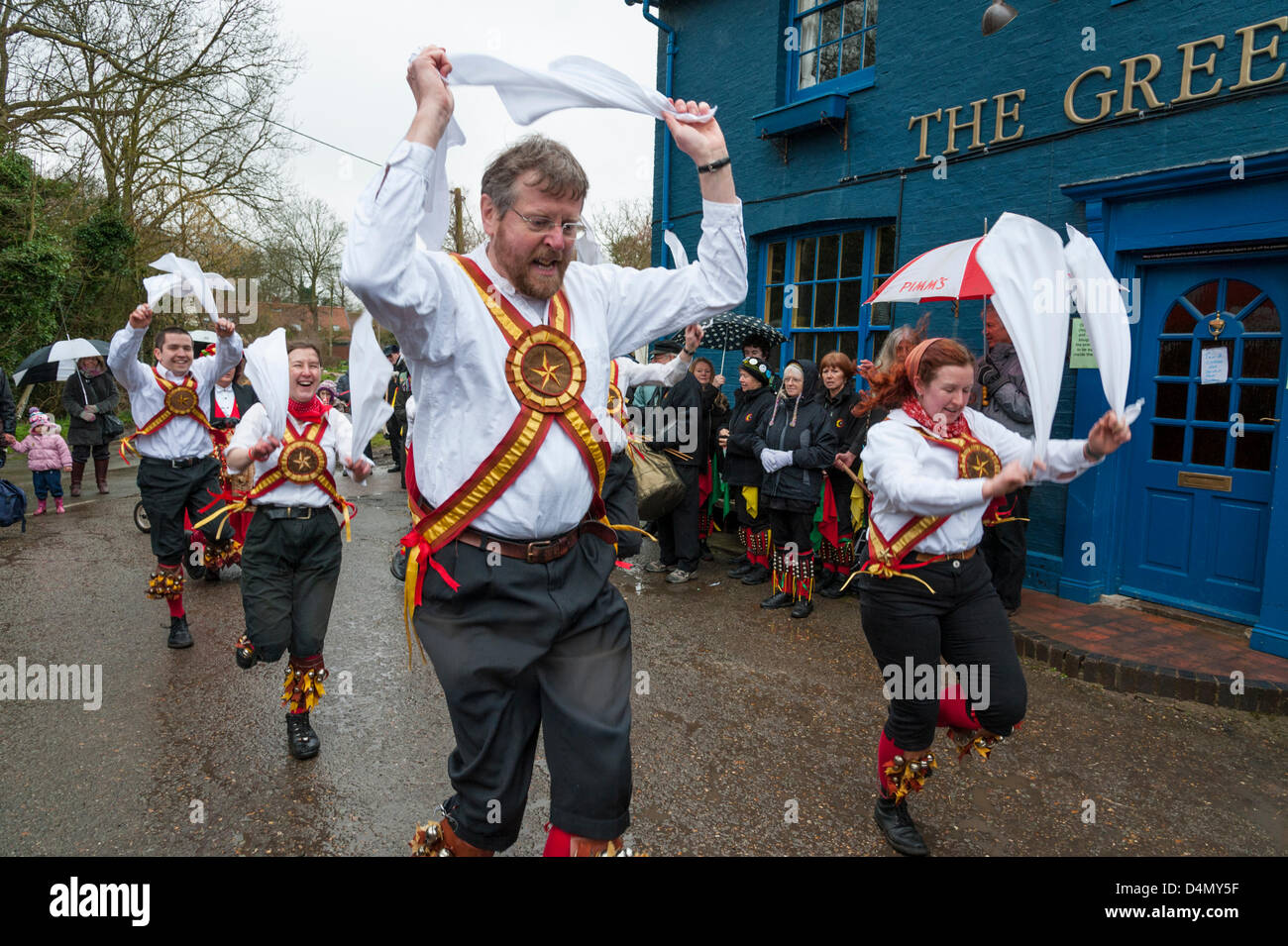 Thriplow Daffodil Weekend, Cambridgeshire, Regno Unito. Sabato 16 marzo 2013. Morris ballerini nei tradizionali costumi folk fornire intrattenimento per le folle nonostante il meteo. Vento freddo e pioggia non ha impedito il festival annuale che è frequentato da migliaia di visitatori e continua domani. La manifestazione è organizzata dall'Daffodil Weekend fiducia e raccoglie fondi per una diversa carità ogni anno. Credito: Julian Eales / Alamy Live News Foto Stock Thriplow Daffodil Weekend, Cambridgeshire, Regno Unito. Sabato 16 marzo 2013. Morris ballerini nei tradizionali costumi folk fornire intrattenimento per le folle nonostante il meteo. Vento freddo e pioggia non ha impedito il festival annuale che è frequentato da migliaia di visitatori e continua domani. La manifestazione è organizzata dall'Daffodil Weekend fiducia e raccoglie fondi per una diversa carità ogni anno. Credito: Julian Eales / Alamy Live News Foto Stock