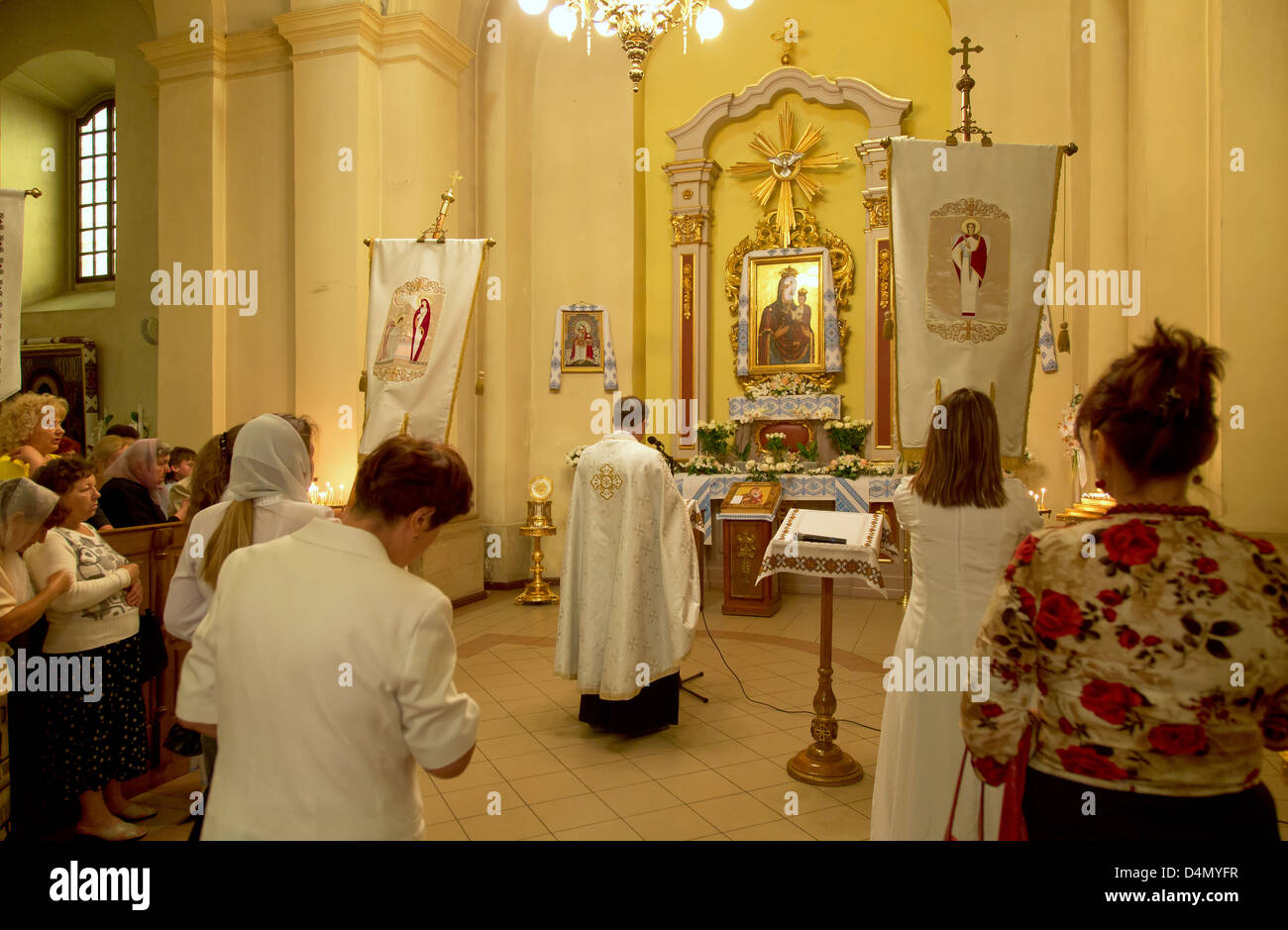 Lviv, Ucraina, credenti in un servizio di chiesa prima dell'icona della Madre di Dio Foto Stock