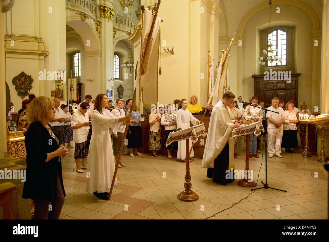 Lviv, Ucraina, credenti in un servizio di chiesa prima dell'icona della Madre di Dio Foto Stock