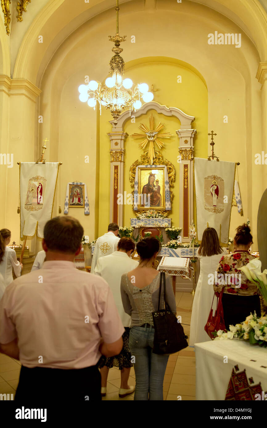 Lviv, Ucraina, credenti in un servizio di chiesa prima dell'icona della Madre di Dio Foto Stock