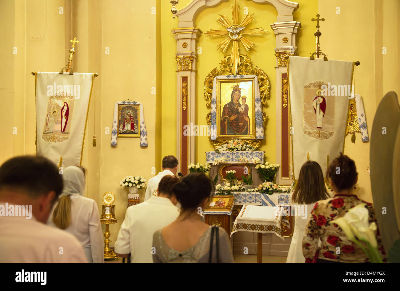 Lviv, Ucraina, credenti in un servizio di chiesa prima dell'icona della Madre di Dio Foto Stock
