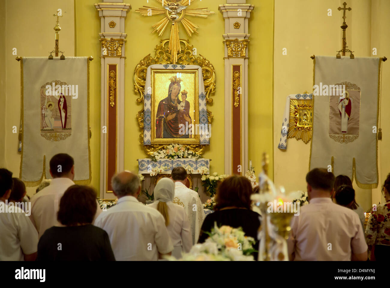 Lviv, Ucraina, credenti in un servizio di chiesa prima dell'icona della Madre di Dio Foto Stock