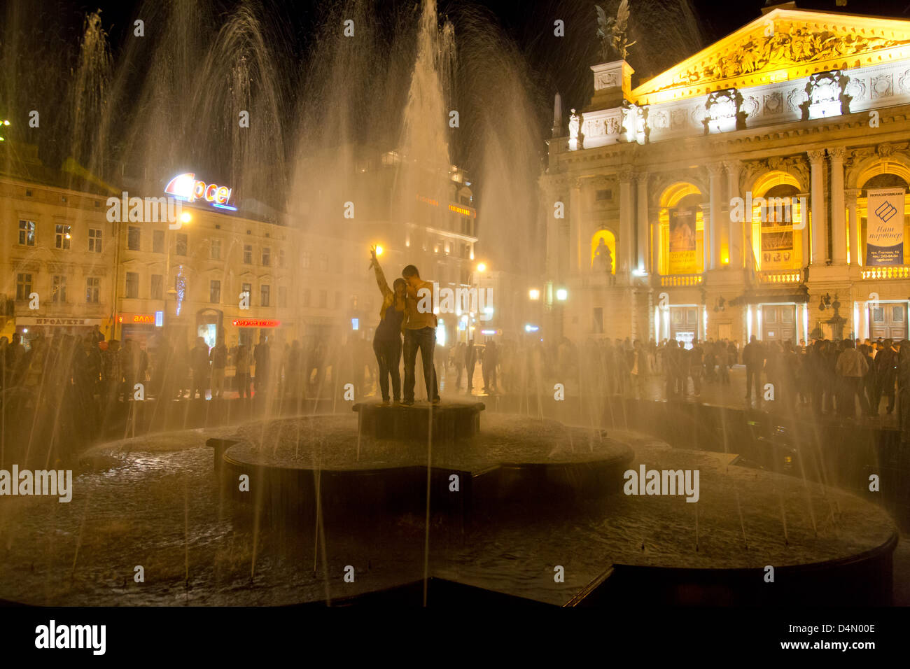 Lviv, Ucraina, gioventù tuffo nella fontana di fronte all'Opera Foto Stock