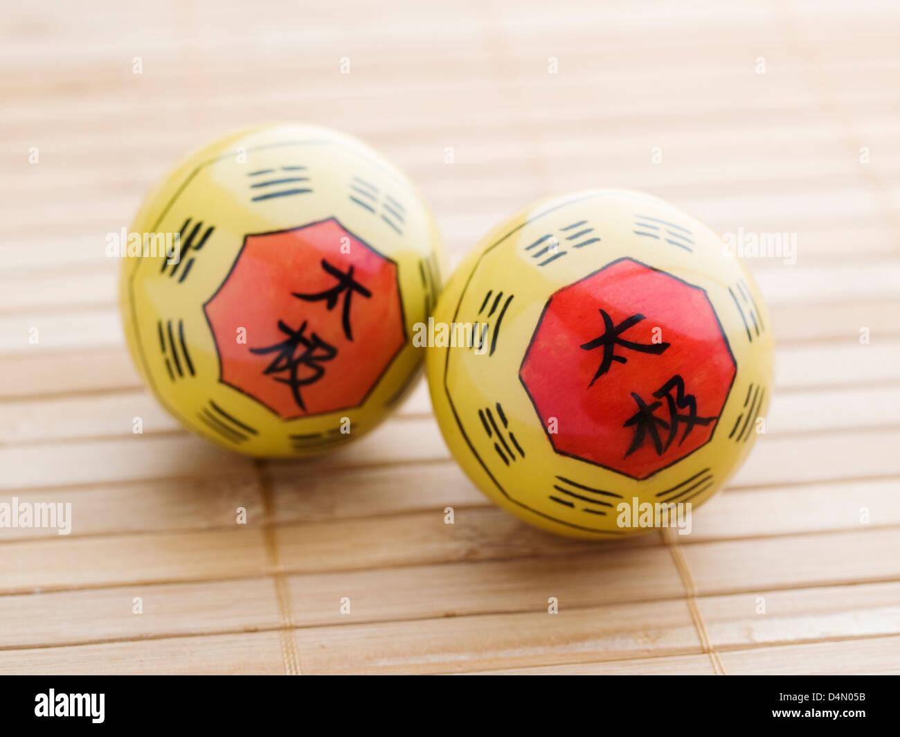 Due Baoding sfere con i simboli cinesi Foto Stock