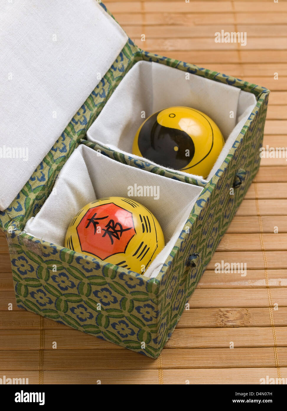 Baoding palle nel suo box Foto Stock