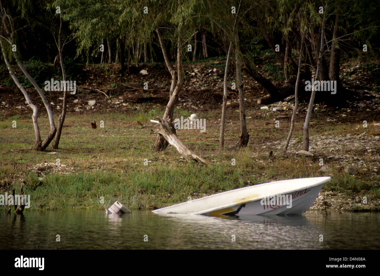 Vecchia barca affondata su un messicano bass lago di pesca Foto Stock