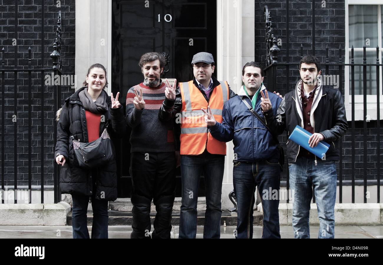 Londra, Regno Unito. Il 16 marzo 2013. Opposizione siriana attivista stand al di fuori 10 Downing Street prima di consegnare una petizione a seguito di una marcia attraverso il centro di Londra oggi detenuti in solidarietà con il popolo della Siria. Membri della protesta ha intonato contro Assad, le Nazioni Unite e il Regno Unito. George Henton / Alamy Live News. Foto Stock
