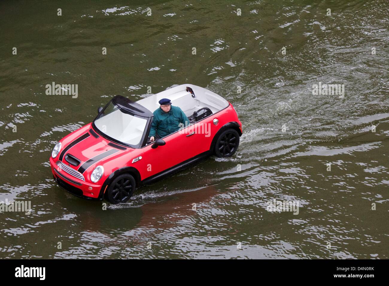 Chicago, Illinois, USA, 16 marzo, 2013. Un galleggiante Mini Cooper veli il fiume Chicago prima di fiume essendo colorato di verde per il giorno di San Patrizio celebrazione. L'imbarcazione è in realtà un stampo in fibra di vetro di una Mini collocato su di una piccola imbarcazione. Credito: Todd Bannor / Alamy Live News Foto Stock