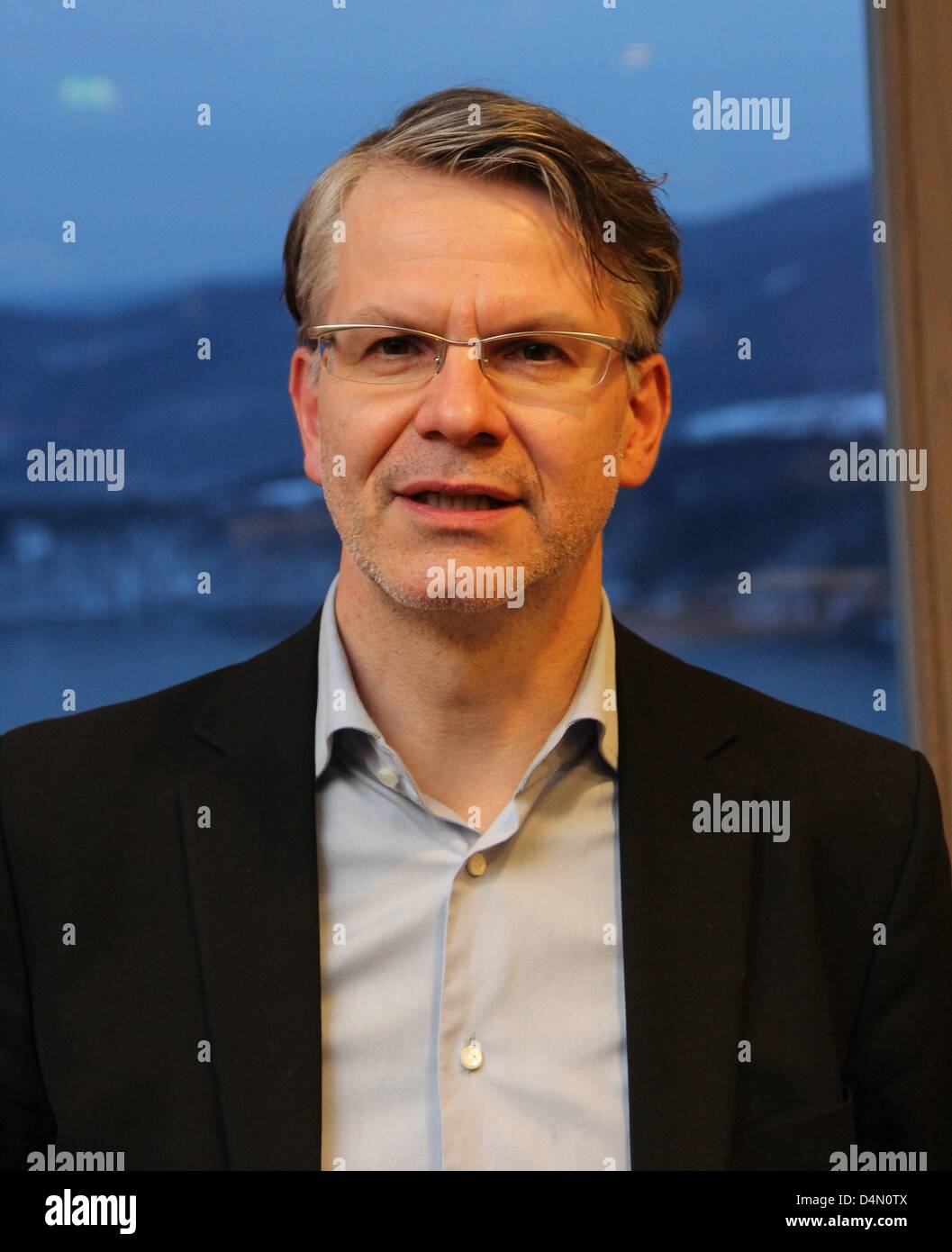 Poeta tedesco Durs Gruenbein pone per le fotografie al Hotel Schloss Waldeck in Waldeck, Germania, 16 marzo 2013. Il premio Buechner awardee leggerà all'apertura del festival di letteratura "Primavera Letteraria' che commemora il duecentesimo anniversario dei bambini e della famiglia Fiabe dei Fratelli Grimm. Foto: TIMO LINDEMANN Foto Stock