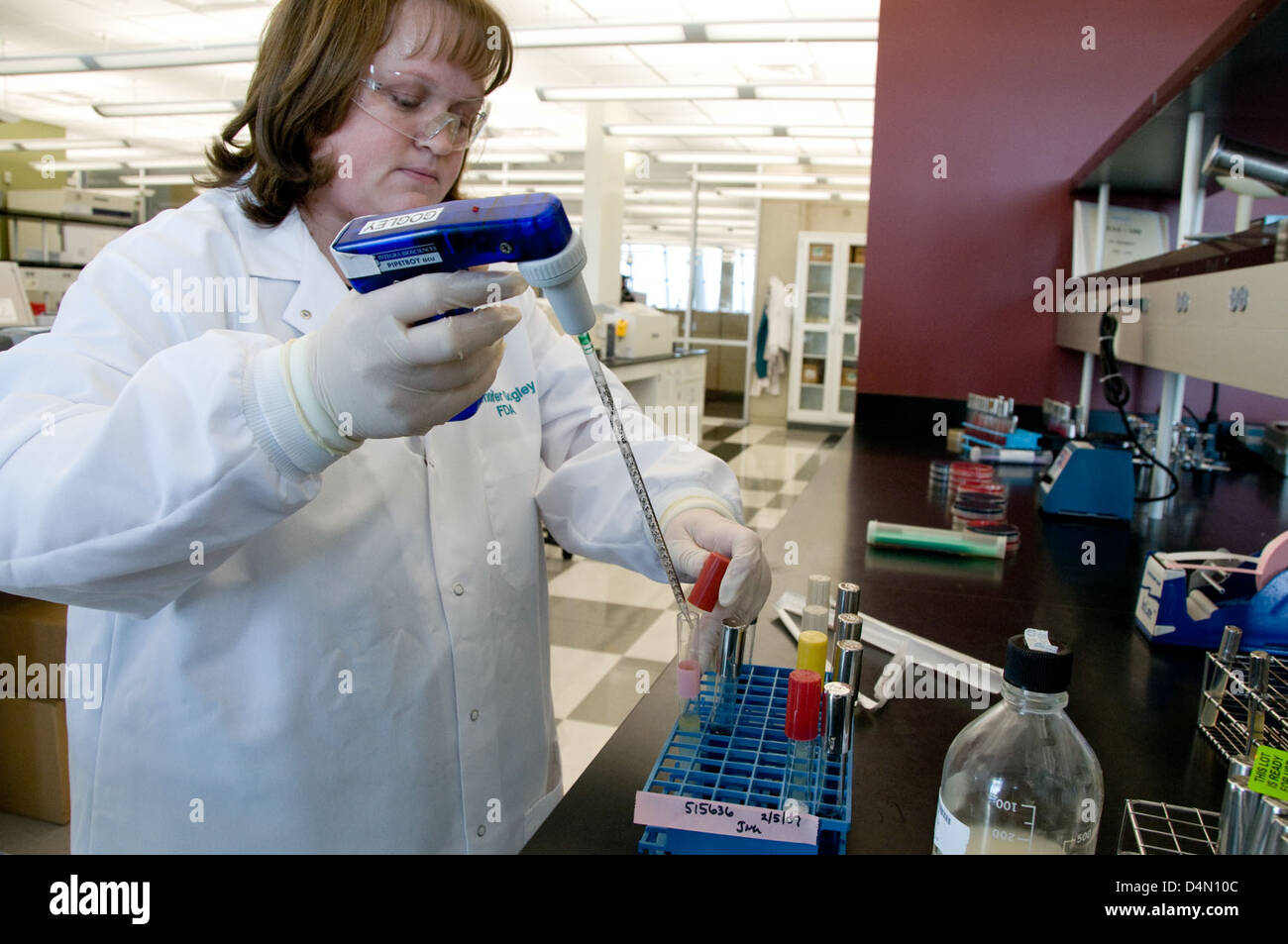 Nel febbraio 2009, la FDA ha condotto un test a Irvine, California, su campioni di pesce per potenziali agenti patogeni, tra cui la Salmonella. Il laboratorio ha utilizzato metodi di arricchimento batterico per identificare la contaminazione. I risultati sono stati parte degli sforzi in corso per garantire la sicurezza dei prodotti ittici e prevenire i rischi per la salute pubblica derivanti da prodotti contaminati. Foto Stock