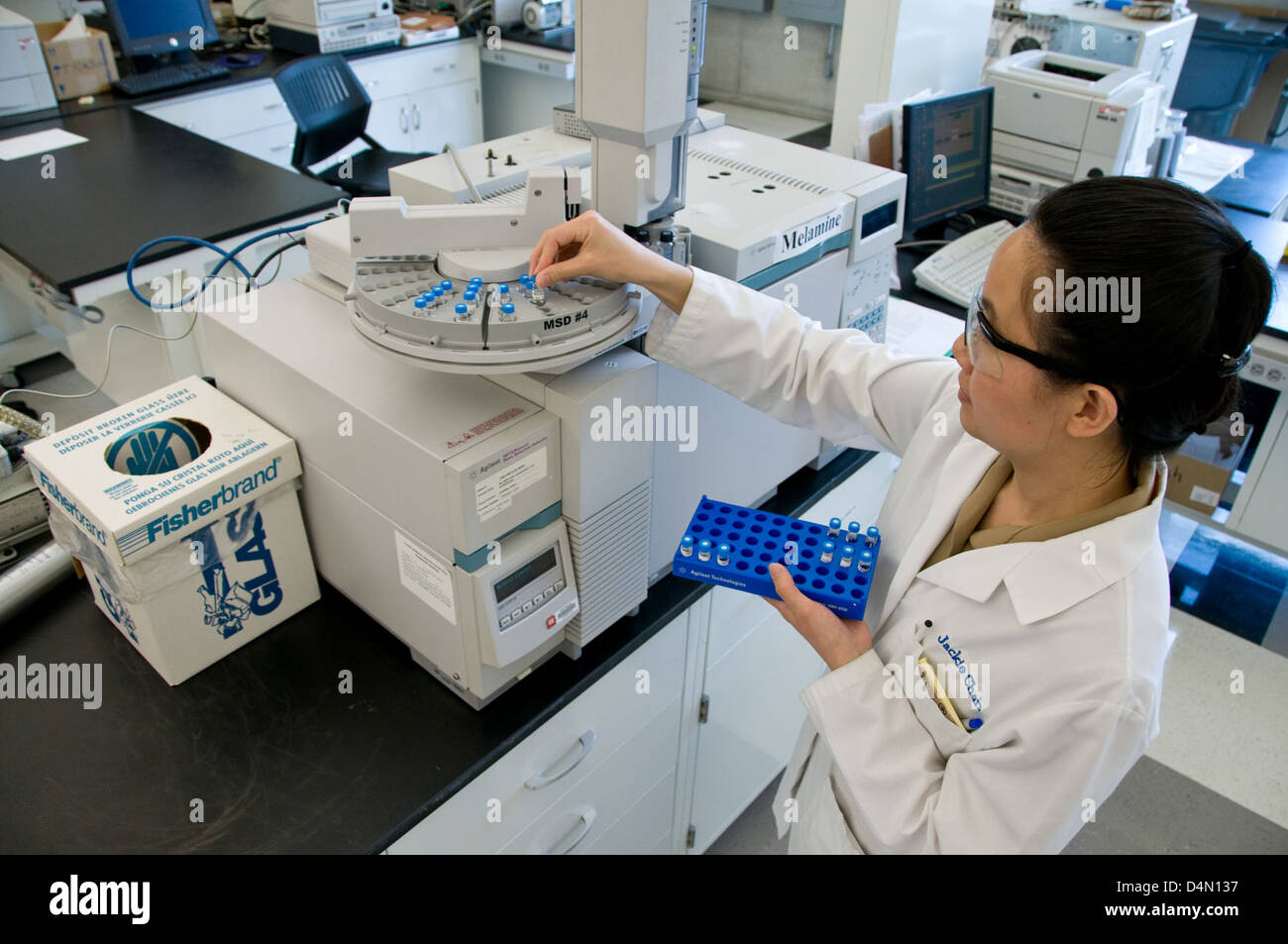 Nel febbraio 2009, la Food and Drug Administration degli Stati Uniti ha condotto test di laboratorio a Irvine, California, concentrandosi sulla sicurezza alimentare utilizzando tecniche di cromatografia e analisi dei gas. Sono stati prelevati campioni per l'analisi della melamina per rilevare una potenziale contaminazione nei prodotti alimentari. Foto Stock