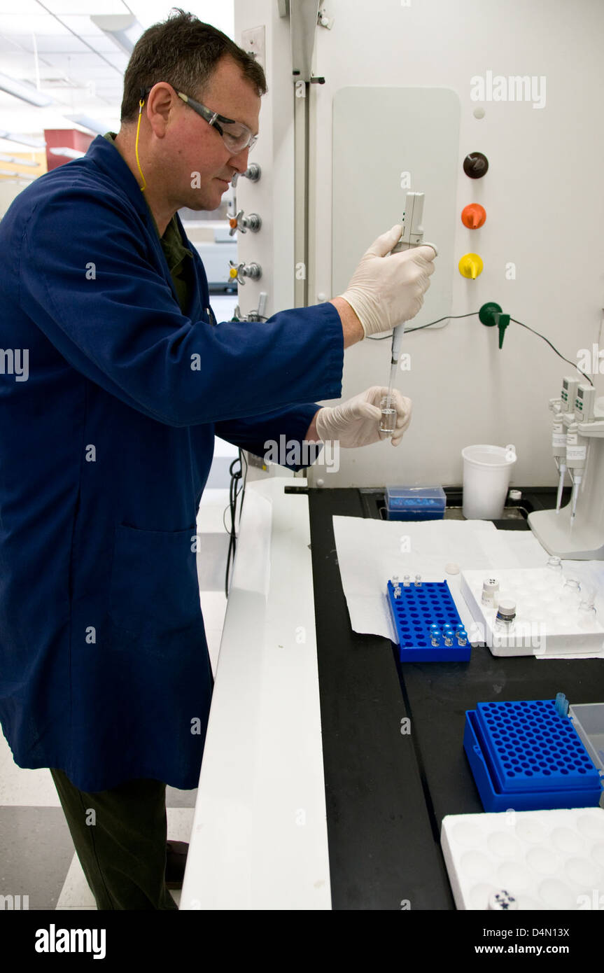 La Food and Drug Administration degli Stati Uniti ha condotto test a Irvine, California, nel febbraio 2009, utilizzando tecniche cromatografiche per analizzare campioni per individuare contaminanti come la melamina. Questo test faceva parte degli sforzi continui per garantire la sicurezza del prodotto. Foto Stock
