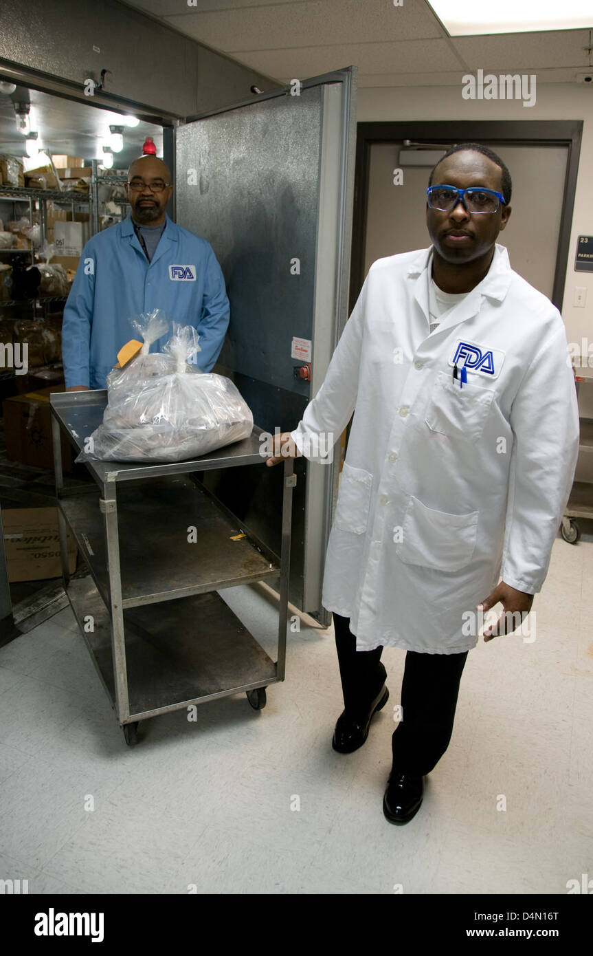 Questo richiamo riguarda i prodotti ittici che contengono Clostridium botulinum, un batterio che causa botulismo, in vongole, sardine e altri frutti di mare. Le ispezioni FDA hanno identificato la contaminazione nei prodotti importati. I consumatori interessati devono smaltire immediatamente i prodotti. Foto Stock