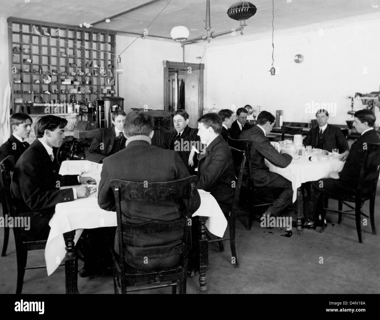 La squadra veleno della FDA, guidata dal Dr. Harvey W. Wiley nei primi anni '1900, era un gruppo di volontari che testavano i conservanti alimentari ingerendoli. Ciò ha portato a significativi progressi nelle normative sulla sicurezza alimentare. Lo studio ha contribuito alla creazione della Food and Drug Administration e al passaggio del Pure Food and Drug Act nel 1906. Foto Stock