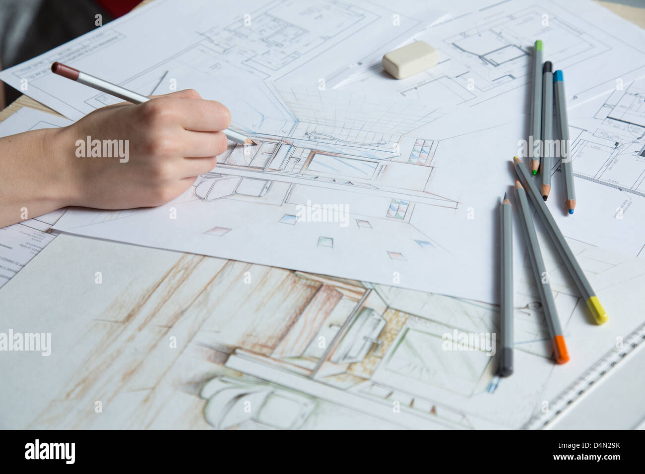 Interior designer lavora su un disegno a mano schizzo utilizzando colori matite, regola e gomma Foto Stock