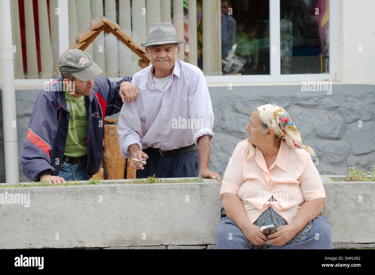 Due uomini e donne parlando, Brasov, Romania, Europa Foto Stock