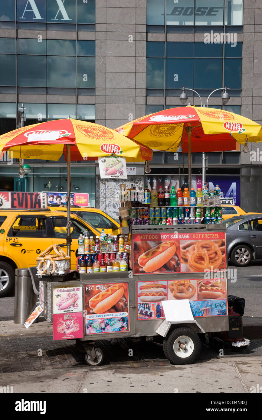 Street food hot dog stand in New York Foto Stock