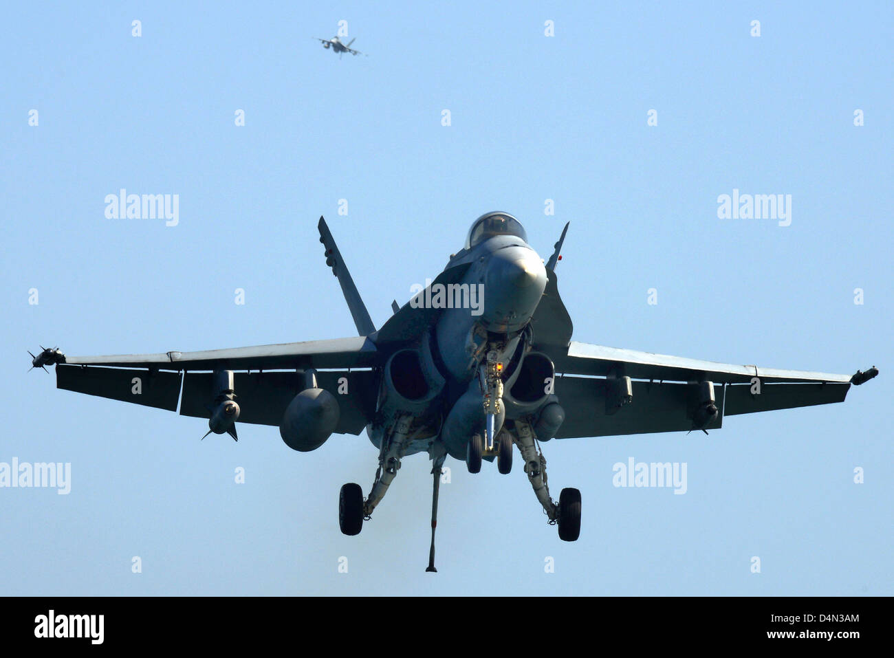 Un US Navy F/A-18C Hornet fighter aircraft si prepara a terra a bordo della portaerei USS John C. Stennis Marzo 9, 2013 in mare Arabico. John C. Stennis è operativo nel Mar Arabico a sostegno delle operazioni in Afghanistan. Foto Stock