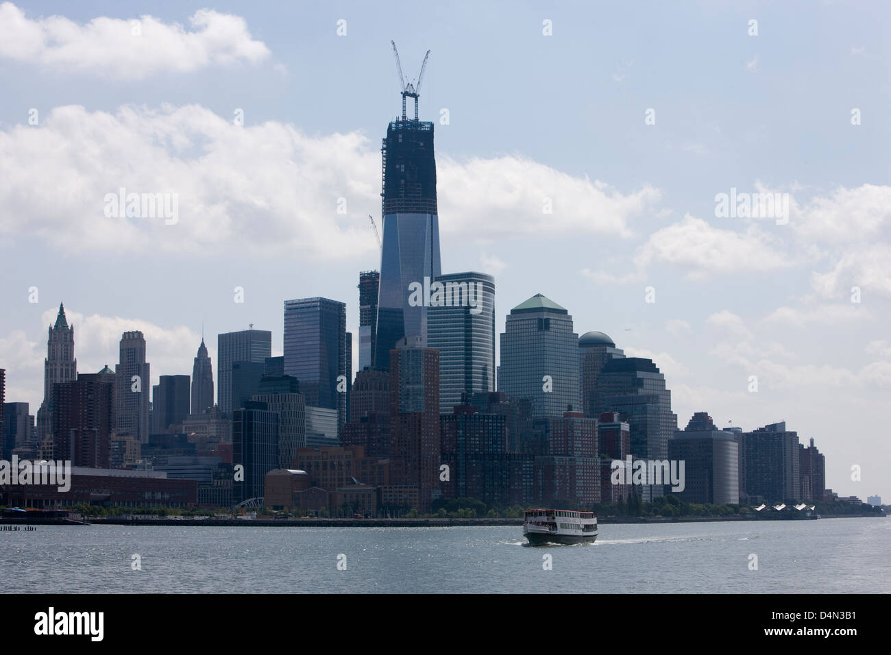 Il World Trade Center building o Freedom Tower in costruzione e visto da una barca sul fiume Hudson Foto Stock