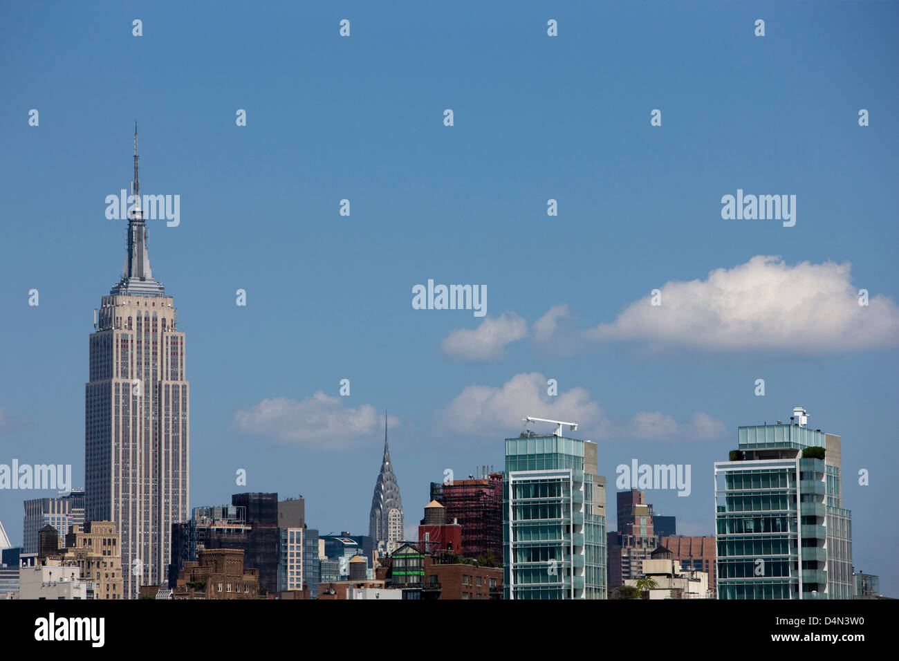 L'Empire State Building e il Chrysler Building visto dal lato ovest di New York Foto Stock