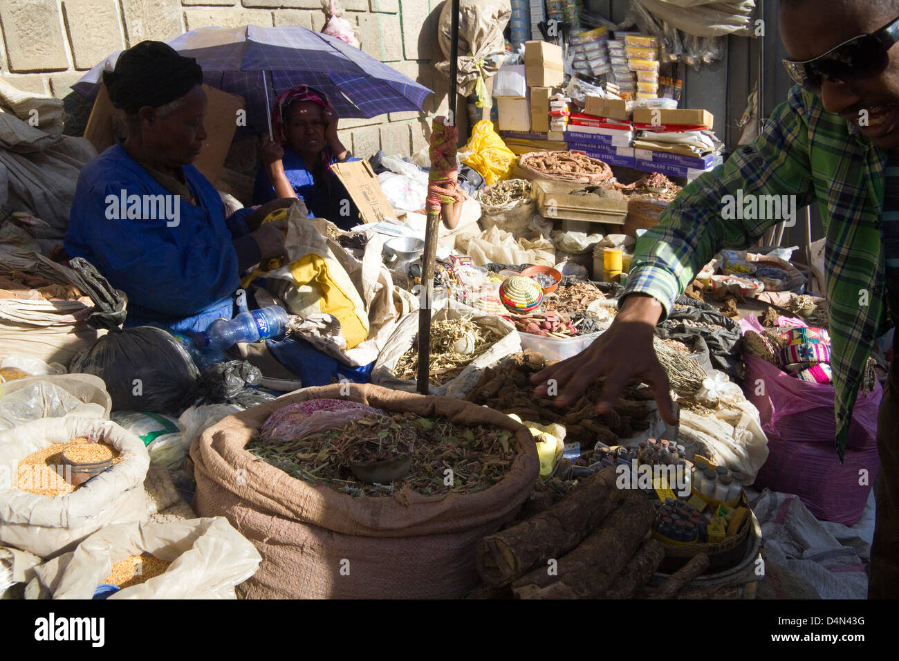 I fornitori nel mercato, il mercato più grande in Africa, Addis Abeba, Etiopia Foto Stock