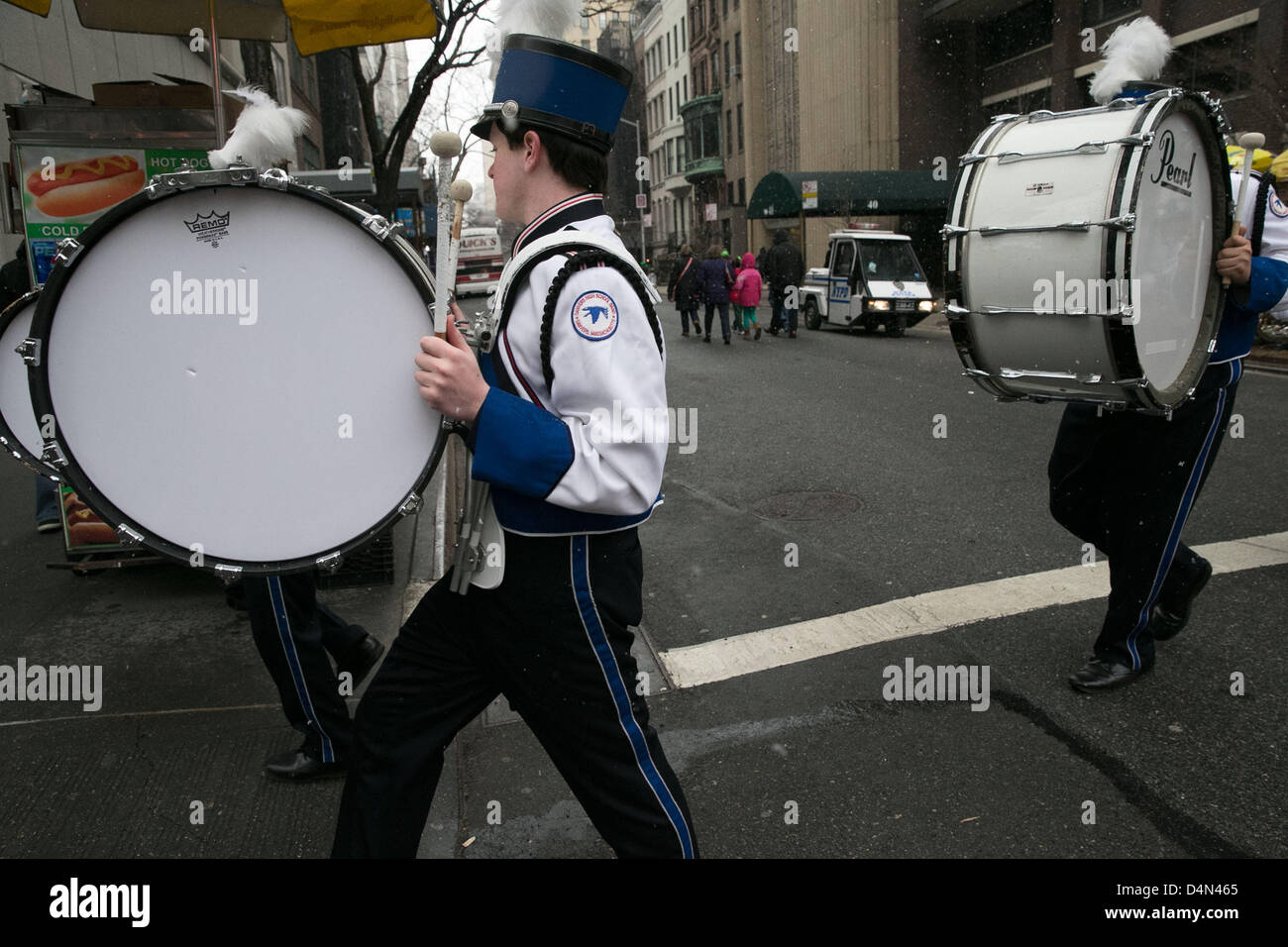 Marzo 16th, 2013, New York, NY, STATI UNITI D'AMERICA : Centinaia di migliaia di persone si riuniscono e marzo fino 5th Avenue a New York City per celebrare St Paticks Day. Il sindaco Bloomberg e il commissario della polizia Kelly portano il marzo da midtown a 79th Street. Foto Stock