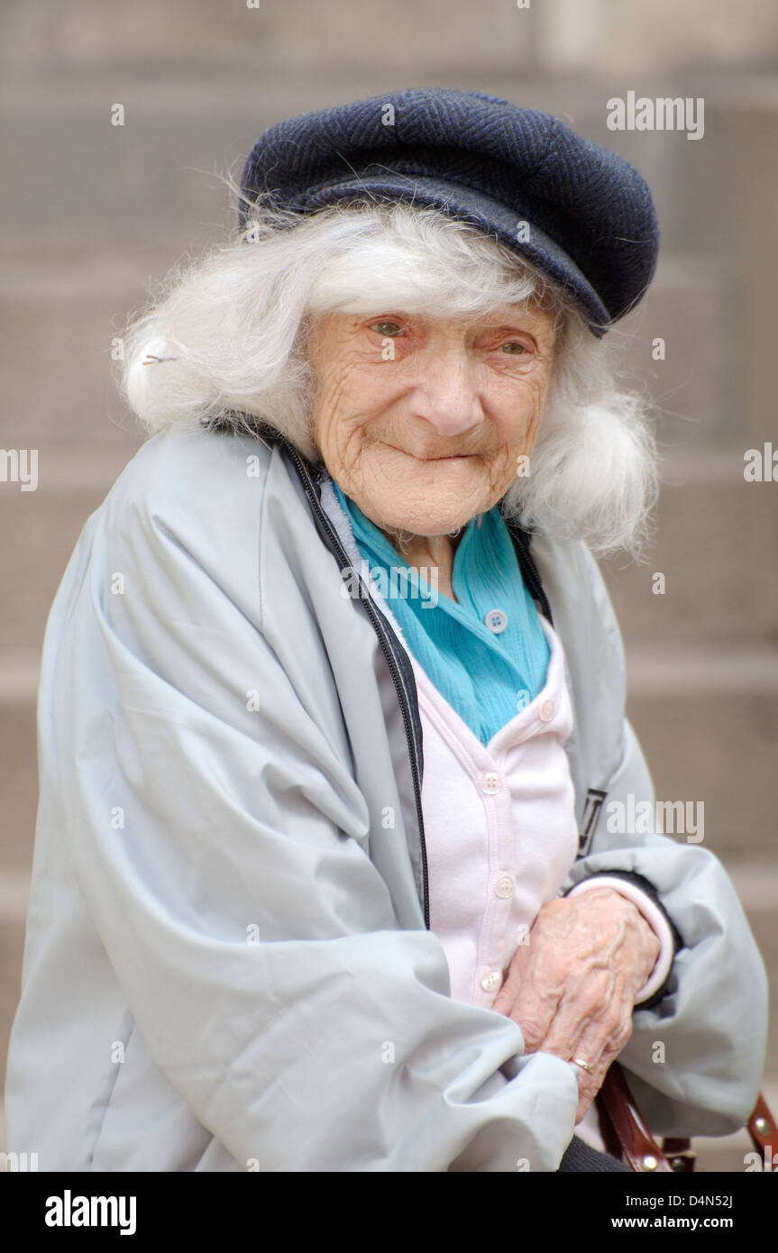 Grey-haired old Lady, Bucarest, Romania, Europa Foto Stock