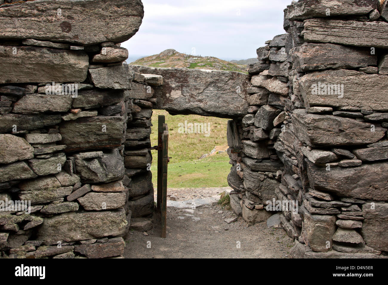 Isola di Lewis, Ebridi Esterne, Scozia, Dun Carloway Broch il livello estremamente basso di mani entrata porta. Foto Stock