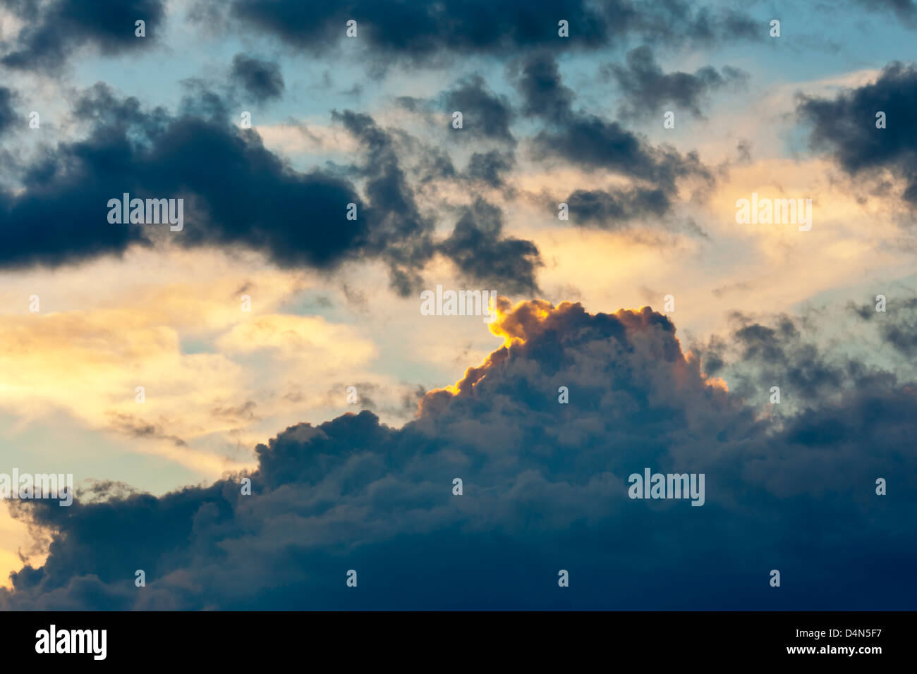 Vista del cielo di sera. Dagli accenti di colore blu Foto Stock