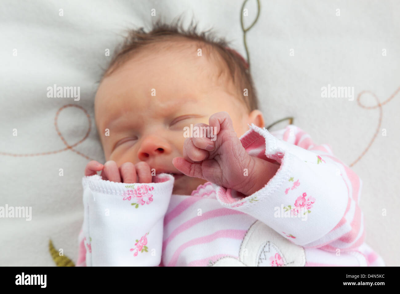 Baby girl (6 giorni) prese in un soffice luce (luce tenda) su un morbido manto. Foto Stock