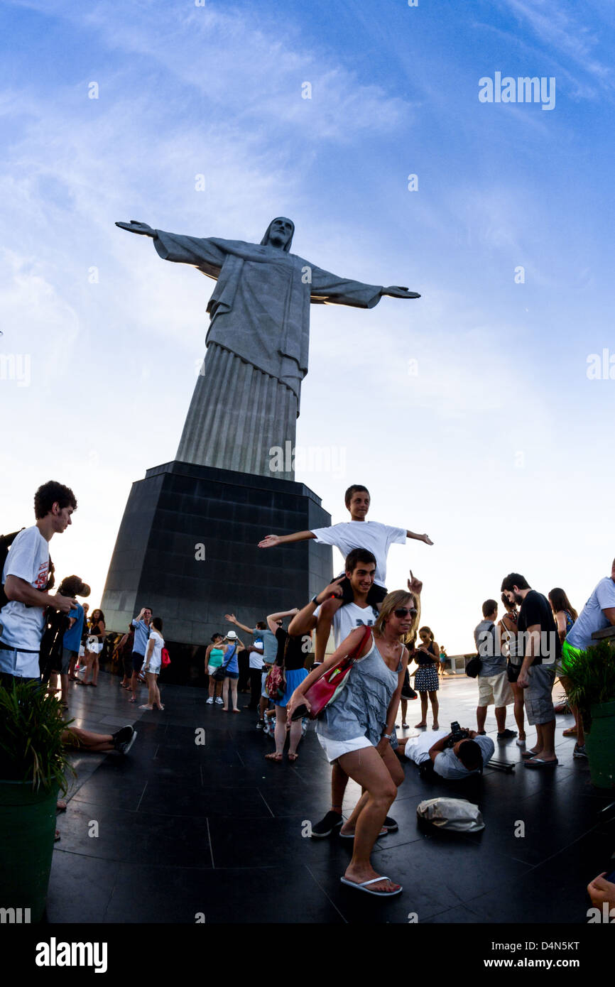 I turisti in visita a Rio de Janeiro il punto di riferimento Cristo Redentore. Foto Stock