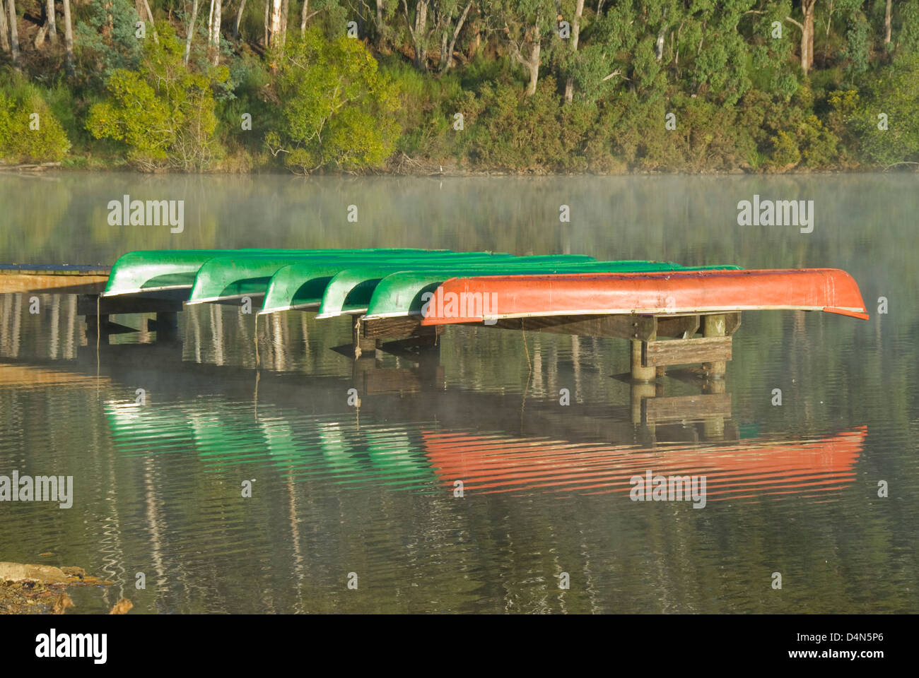 Riflessioni in barca sul Lago Daylesford, Daylesford, Victoria, Australia Foto Stock