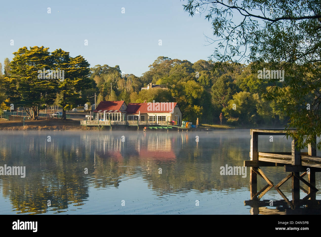 Il Boathouse riflessioni, Lago Daylesford, Victoria, Australia Foto Stock