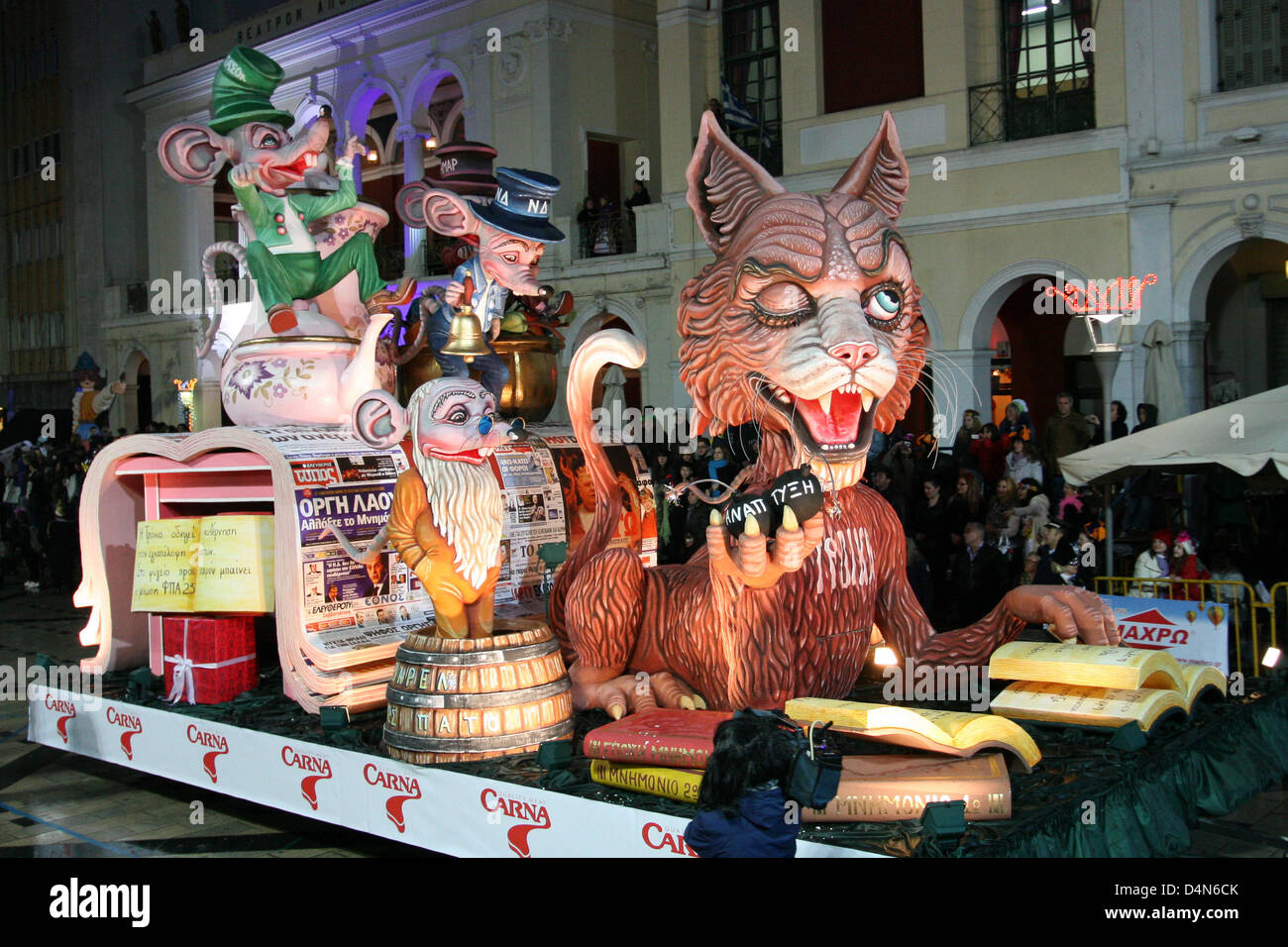 Il gatto carnevale galleggiante a il carnevale di Patrasso in Grecia, 16 marzo 2013. Tre topi appendere una campana al gatto in coda. I topi riflettono il governo greco, in aspetto aristocratico, ha tutte le caratteristiche del sistema politico. Il gatto, che rappresentano troika in una mano trattiene tre bombe che recita "esplosiva crescita economica' durante la lettura del memorandum. Il carnevale di Patrasso è il più grande evento del suo genere in Grecia e uno dei più grandi in Europa, con oltre 160 anni di storia. Foto: Menelaos Michalatos/Alamy Live News Foto Stock