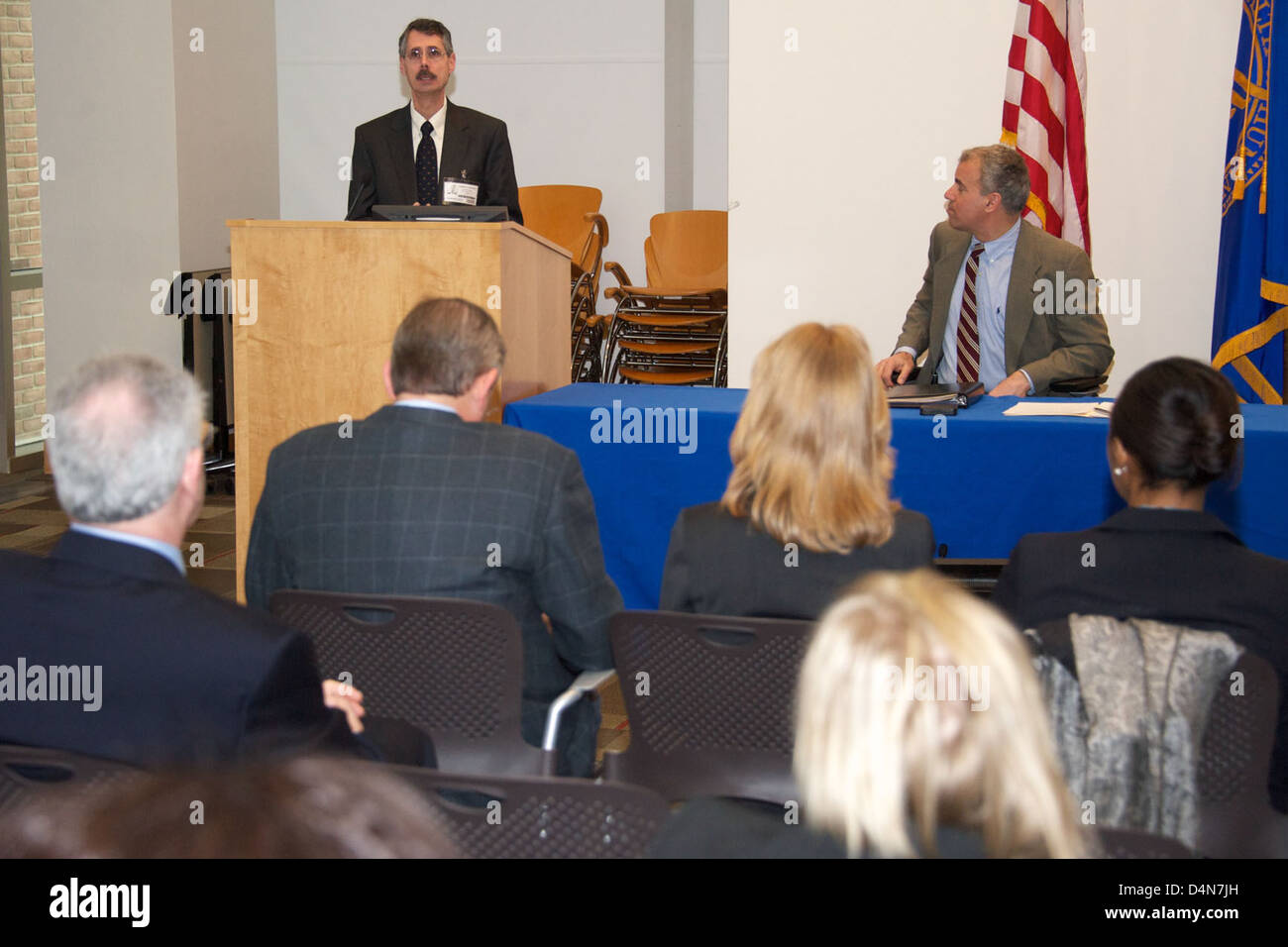 Un Memorandum of Understanding (MOU) è stato firmato tra la FDA e il Georgetown University Medical Center (GUMC), incentrato sul progresso della ricerca e sul miglioramento della salute pubblica. La cerimonia della firma ha avuto luogo con rappresentanti chiave, tra cui il Dr. Howard Federoff e il Dr. Jesse Goodman. Foto Stock