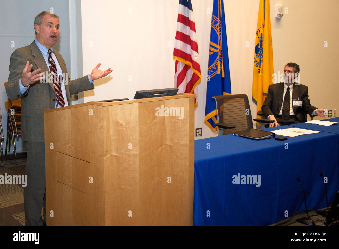 La FDA e il Georgetown University Medical Center (GUMC) hanno tenuto una cerimonia di firma del Memorandum of Understanding (MOU). L'accordo mira a migliorare la collaborazione nei settori della ricerca medica e della salute pubblica, sostenuta da figure chiave tra cui Dr. Howard Federoff e Dr. Jesse Goodman. Foto Stock