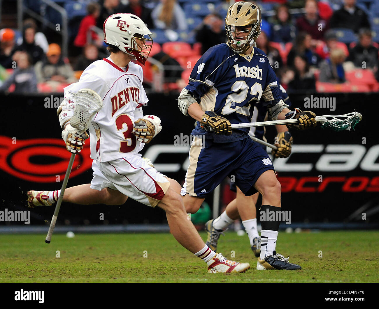 Marzo 16, 2013: Università di Denver , Eric Adamson (34), in azione contro Notre Dame durante il Whitman il campionatore Mile High Classic, autorità sportive Field at Mile High, Denver, Colorado. Notre Dame sconfigge Denver 13-12 in ore di lavoro straordinario. Foto Stock