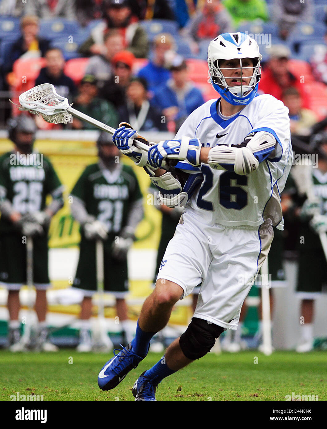 Marzo 16, 2013: Air Force, Christopher Allen (26), in azione contro la Loyola levrieri durante il Whitman il campionatore Mile High Classic, autorità sportive Field at Mile High, Denver, Colorado. Loyola sconfitto Air Force 13-7. Foto Stock