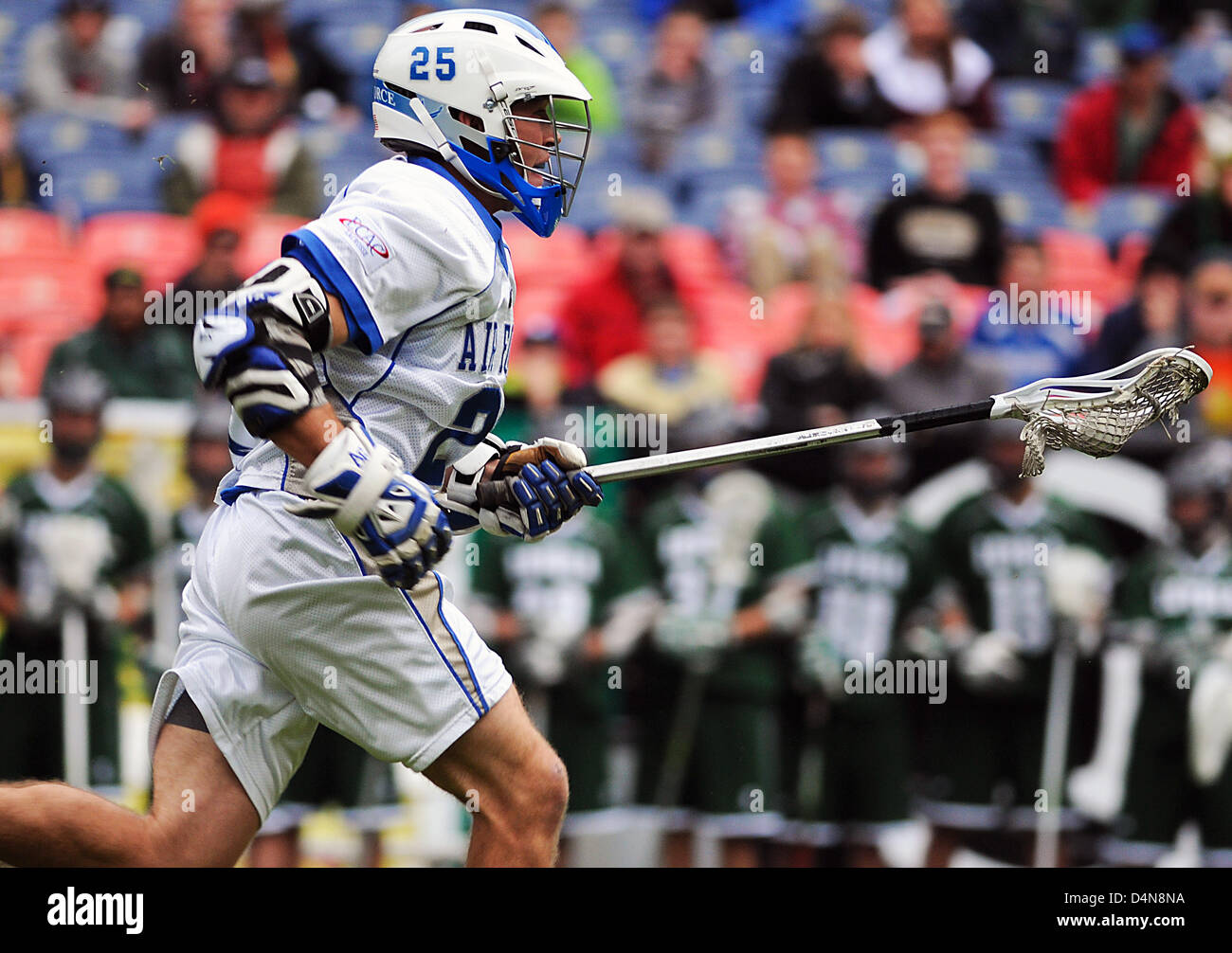 Marzo 16, 2013: Air Force, Erik Smith (25), in azione contro la Loyola levrieri durante il Whitman il campionatore Mile High Classic, autorità sportive Field at Mile High, Denver, Colorado. Loyola sconfitto Air Force 13-7. Foto Stock