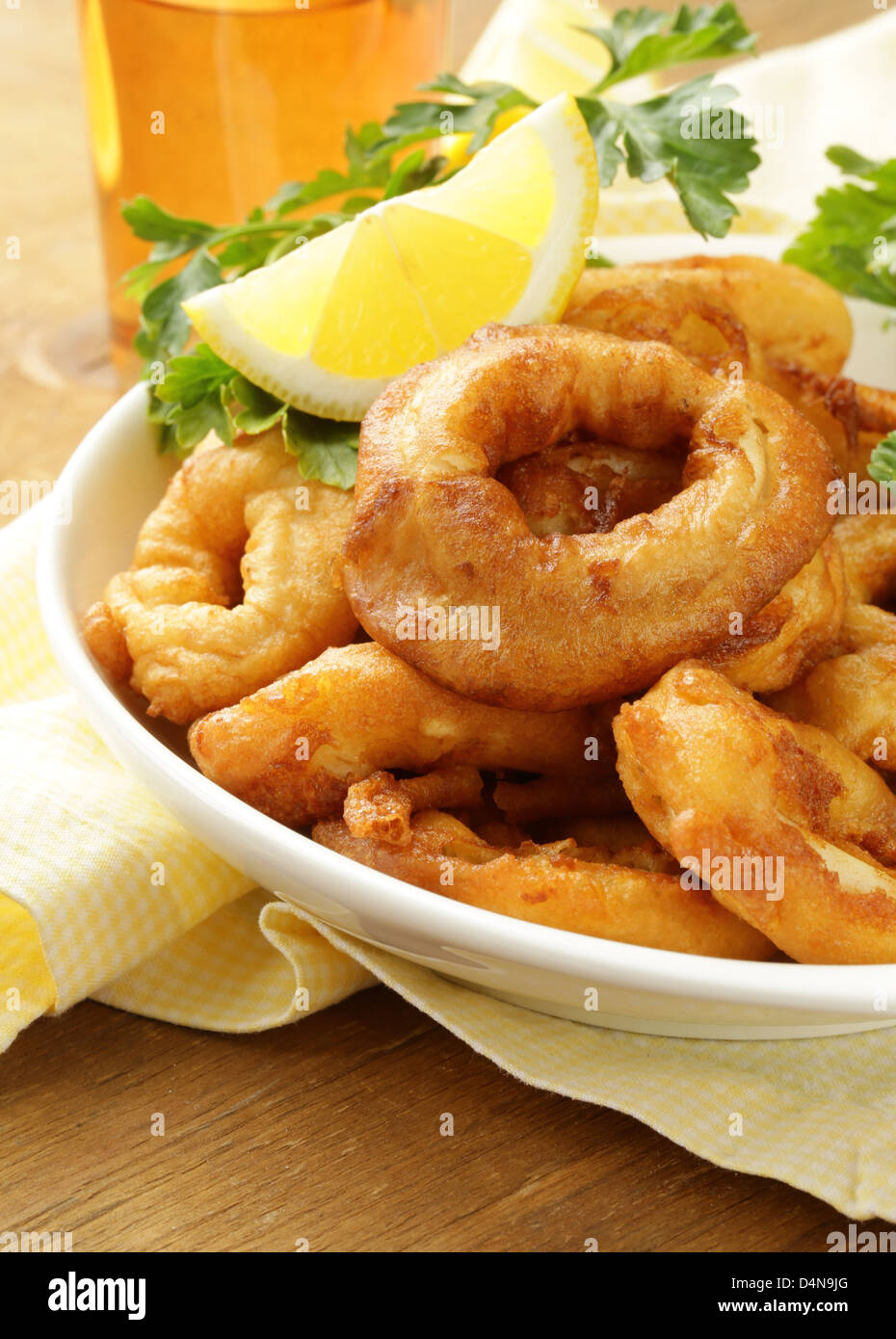 Frittura di anelli di totano immerso nella pastella con il limone Foto  stock - Alamy