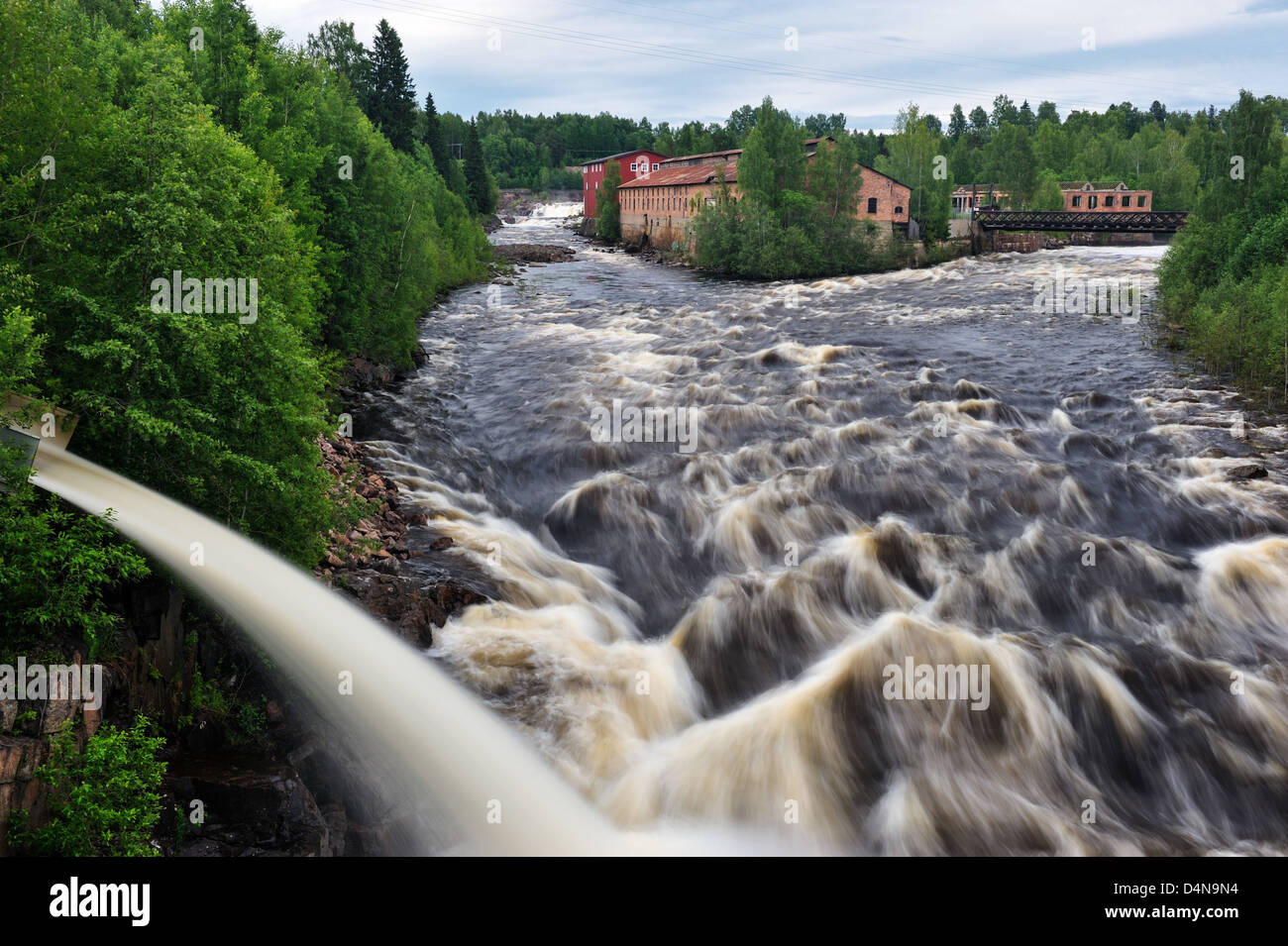 Veloce che scorre acqua dal tubo in fiume a Munkfors, Värmland, Svezia, Europa Foto Stock