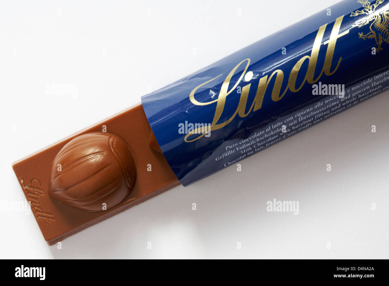 Bar della Lindt cioccolato Nocciolatte aperta per mostrare il contenuto è stato impostato su sfondo bianco Foto Stock