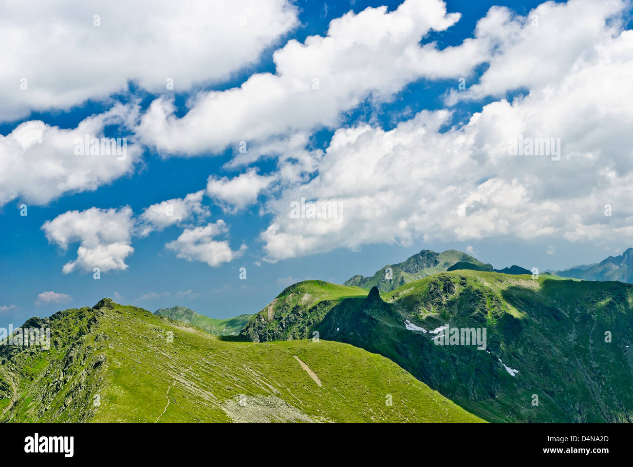 Paesaggio dal roccioso Monti Fagaras in Romania nel periodo estivo Foto Stock